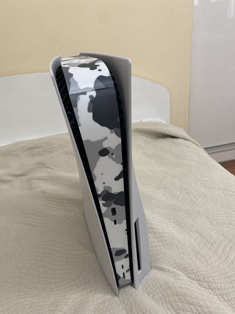 PlayStation 5 (дискова) + контролер + стойка – Отлично състояние