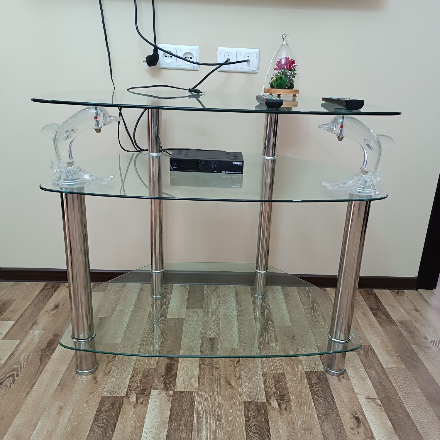Продается стеклянная подставка для телевизора