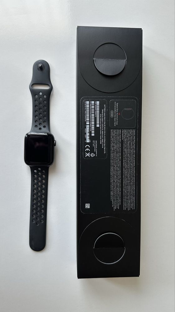 Смарт часовник Apple Watch SE 44mm Cellular Nike Edition