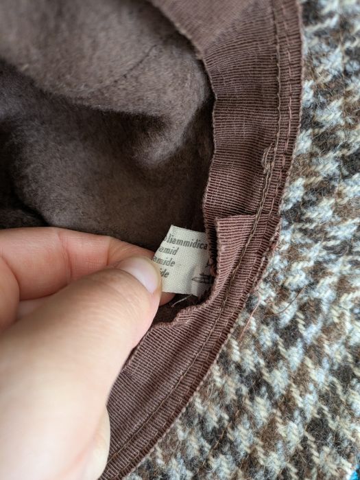 Вълнена кафява шапка с периферия