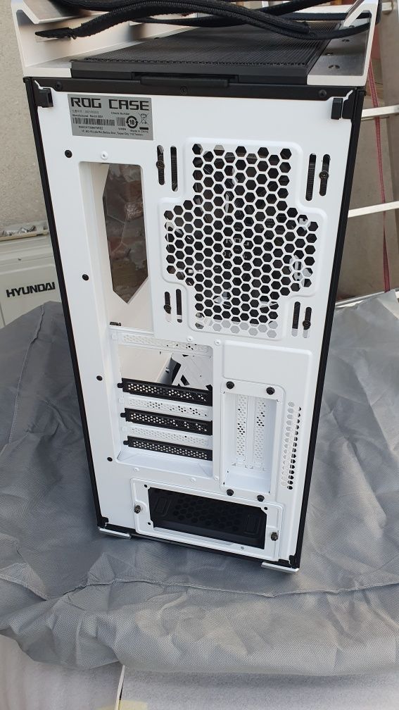 Asus Rog Strix Helios White Edition кутия за компютър