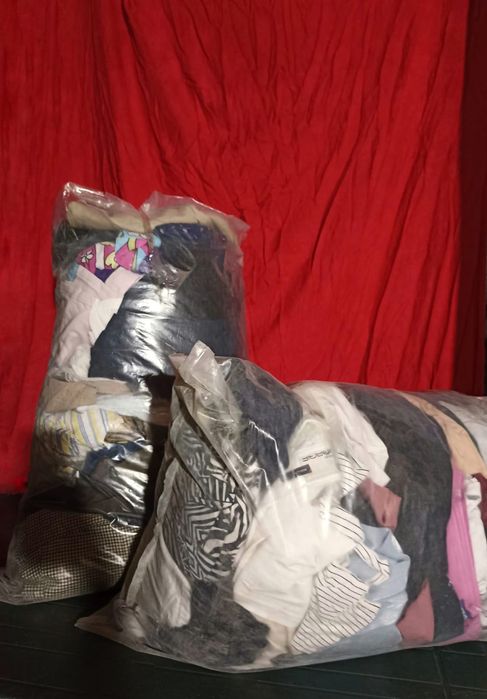 Vând saci cu haine