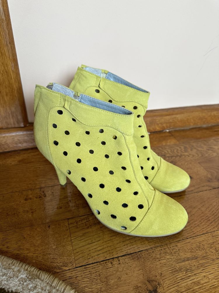 Botine cu toc neon piele intoarsa 39