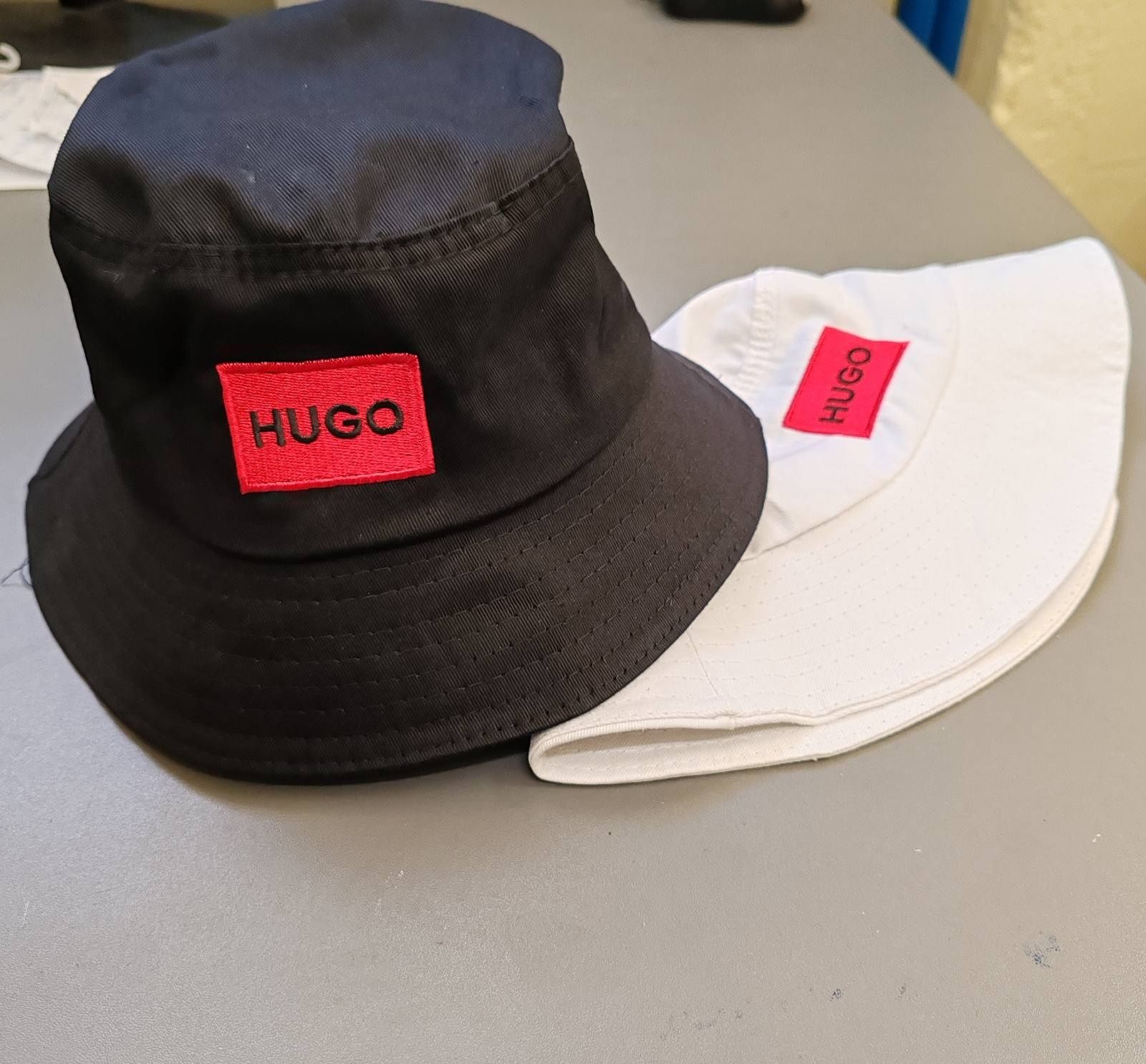 Шапка HUGO бяла и черна