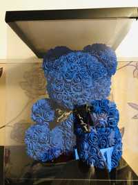 Ursulet albastru din trandafiri de spuma de 40 cm 170 lei