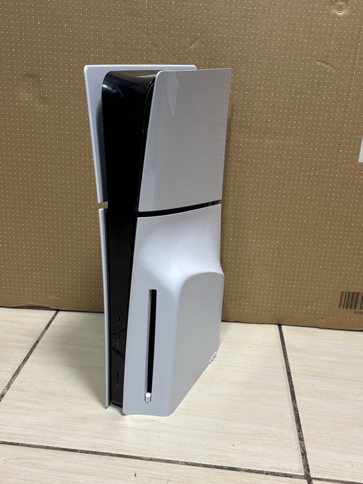 MDM vinde: Consola PS5 Slim, Disc Edition, 1TB.