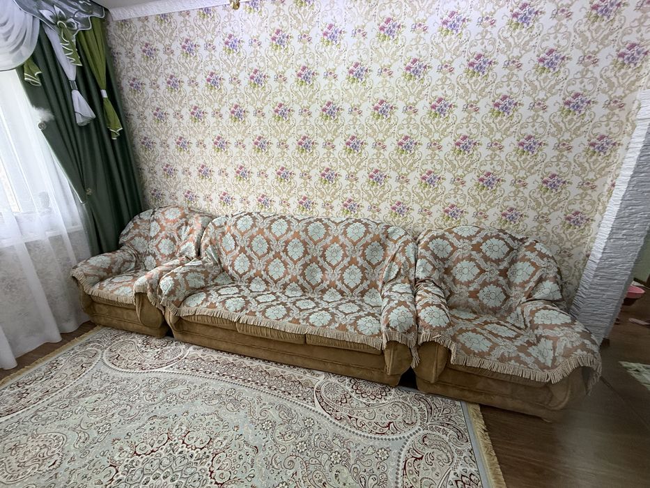 Продаётся мягкий уголок (диван + 2 кресла) в отличном состоянии!