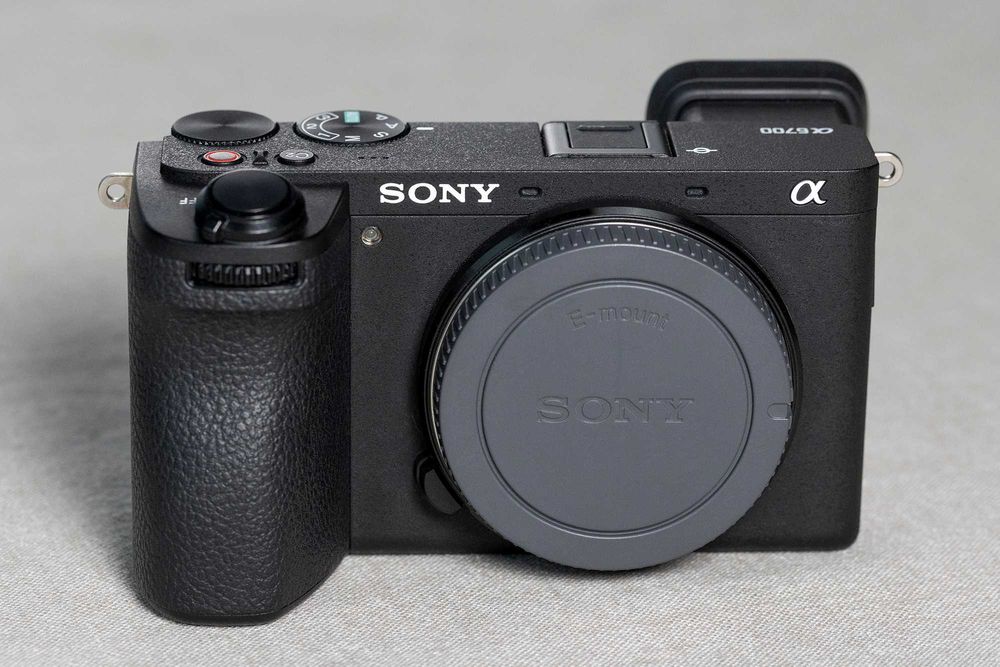 Продавам Sony A6700 + Sigma 18-50/2.8 +Smallrig аксесоари