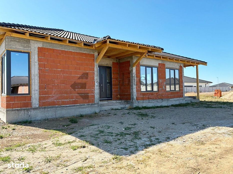 Casa la rosu  cu 4 camere de vanzare in Santandrei