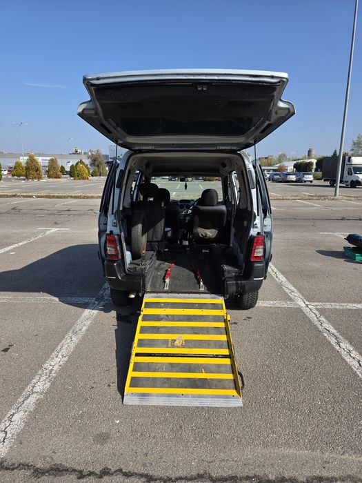 Vand Peugeot Partner cu rampa petru persoane cu dizabilitati