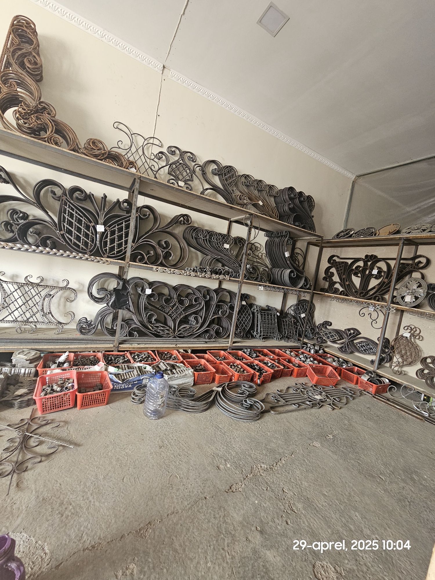 Metal gullar darvoza va reshotkalar uchun