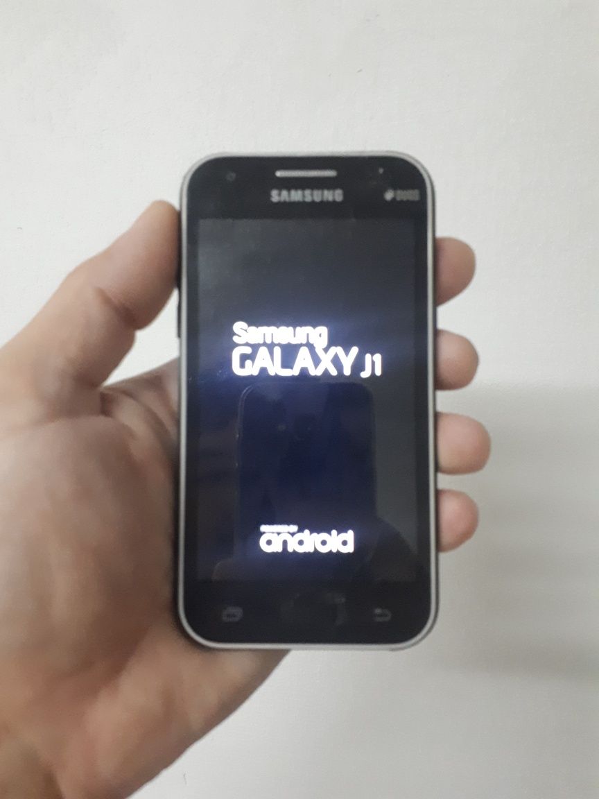 Samsung Galaxy J1 Duos. Телефон находится при въезде в г. Темиртау.