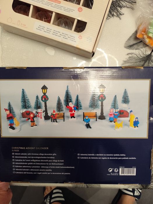 Коледен календар с 24 фигурки