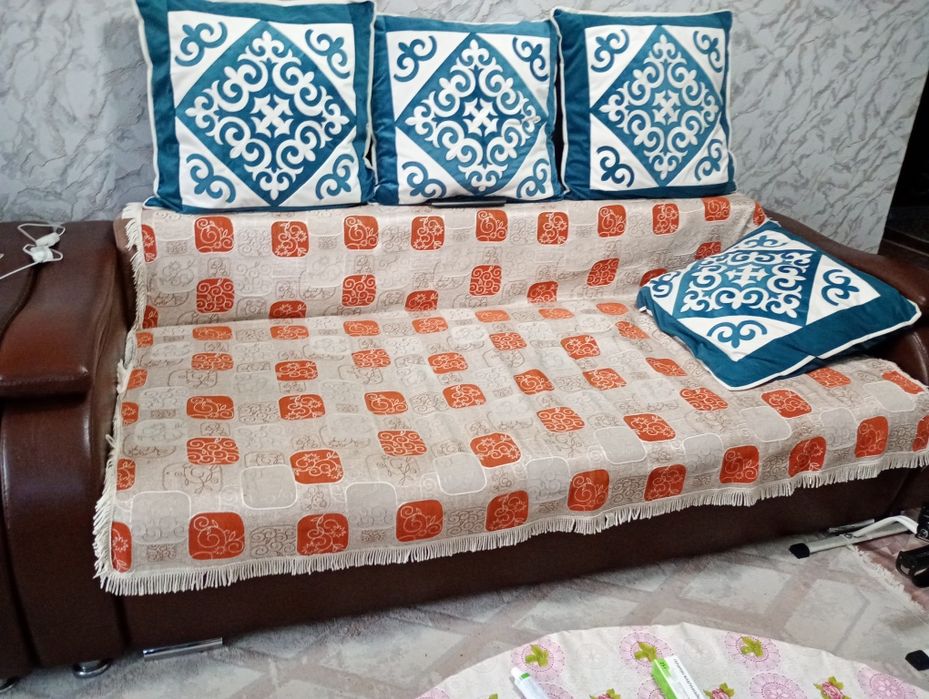 Продам диван с креслой