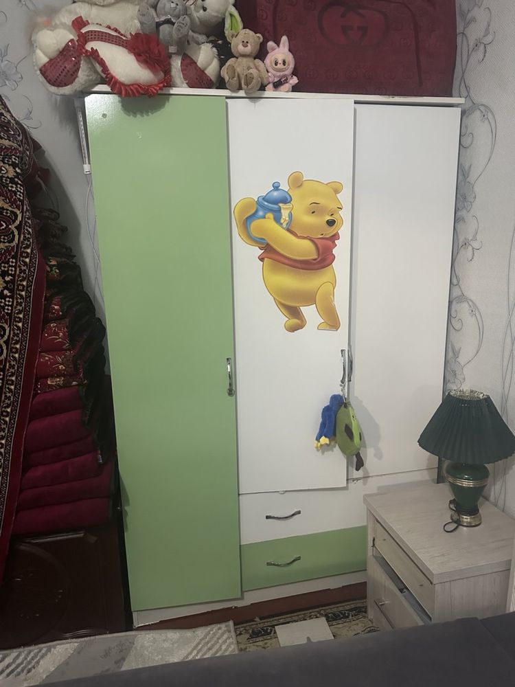 Detski shkaf dars qiladigan partasiyam bor