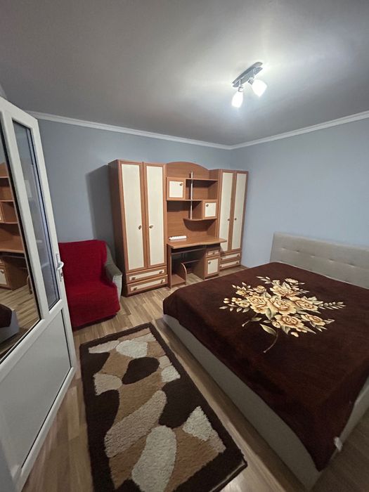 Închiriez garsonieră la casa.