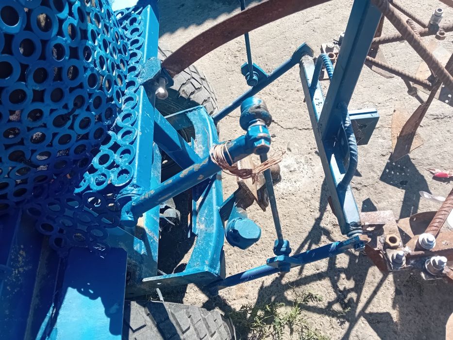 Vând tractor cu plug și prasitoare