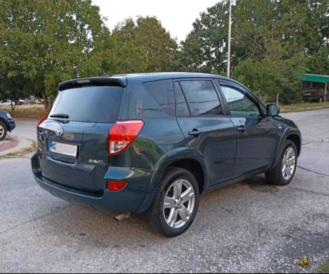 Продавам Toyota RAV4