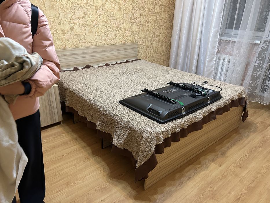 Кровать для спальни с тумбочкой