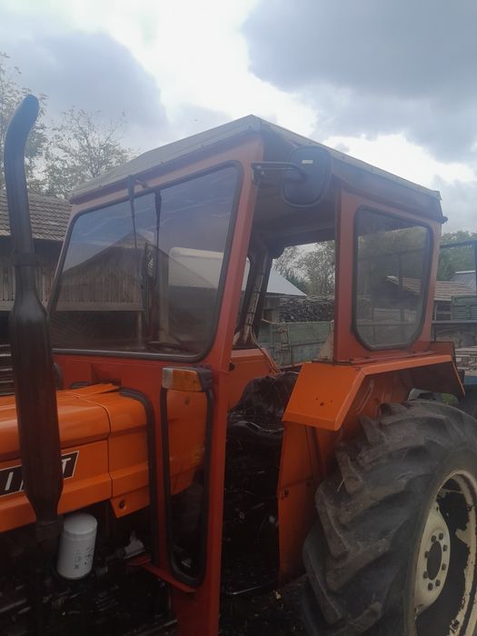 Semicabina tractor Fiat se montează pe aripi stare impecabila ca noua