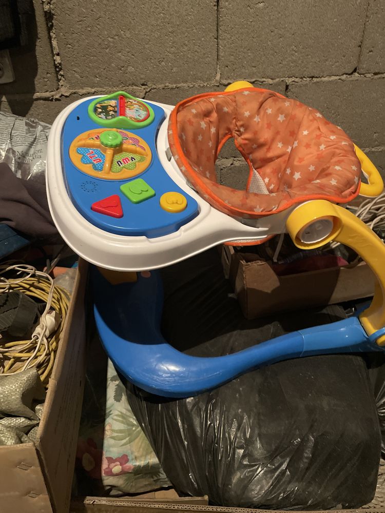 Детский стульчик,  ходунок, автокресло и подставка для ванной