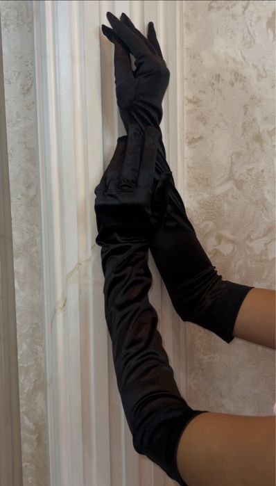 Атласные длинные перчатки, Хээлоуин