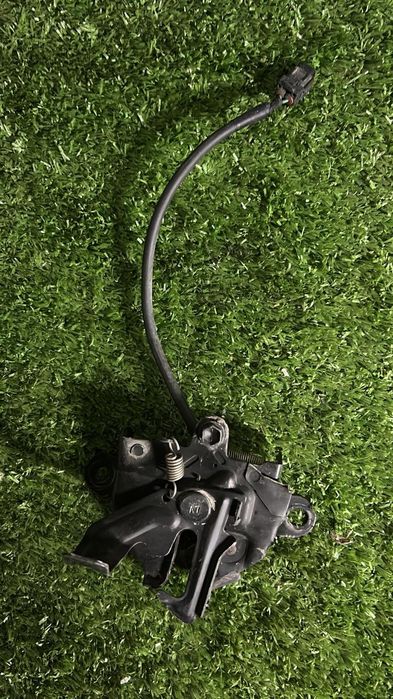 Замок капота Toyota Highlander