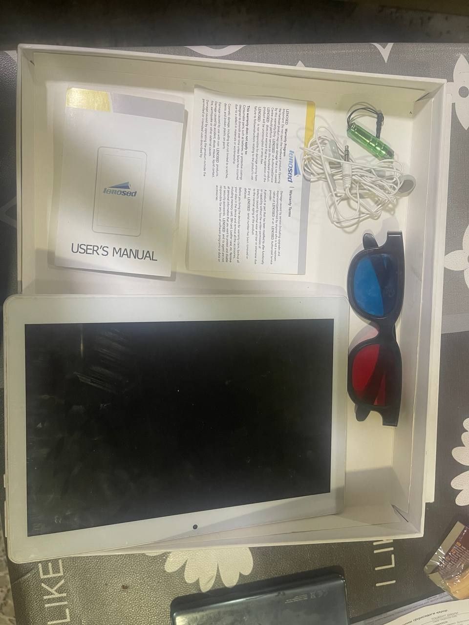 Планшет lenoset e100 4G оригинал в отличном состоянии почти не пользо