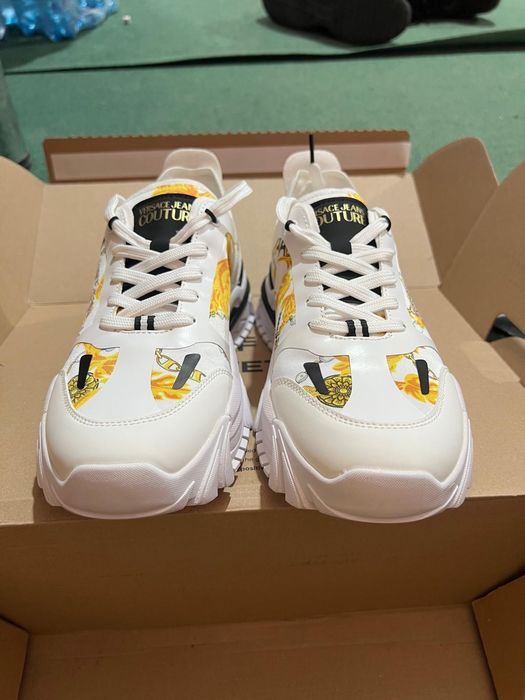 Vând adidasi pentru bărbați