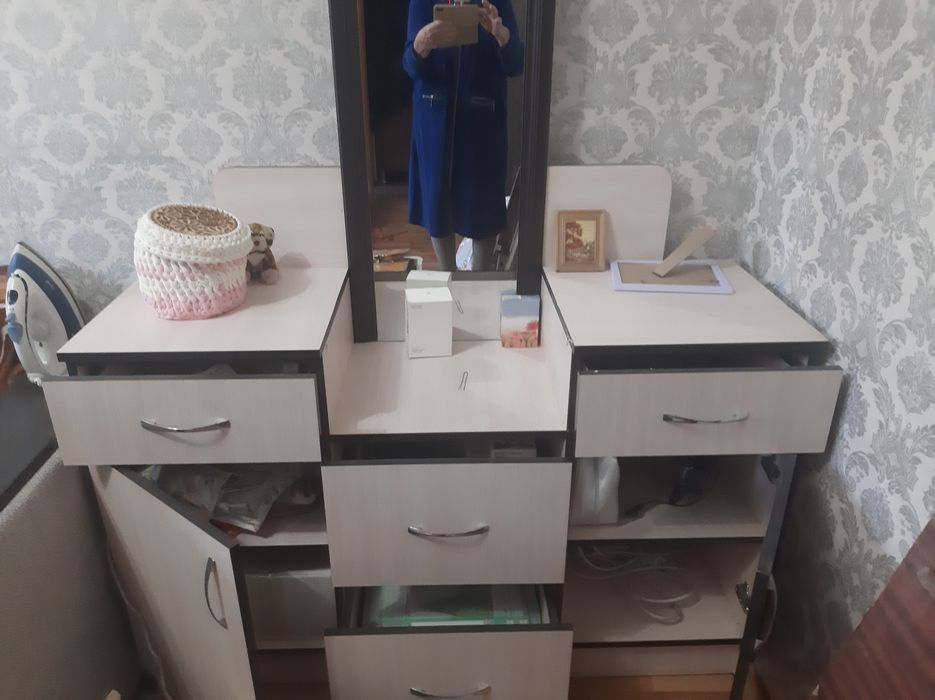 Тумба с зеркалом б/у в хорошем состоянии