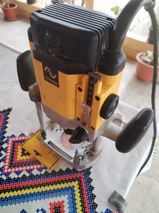 Freza lemn dewalt dw625e