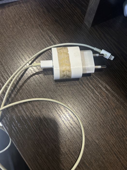 Зарядчик на айфон. ОРИГИНАЛ ,состояние идеальный