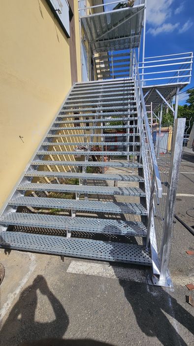 Vând scari zincate