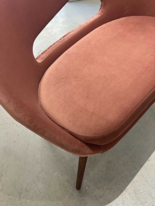 Двуместен диван с масивни крака