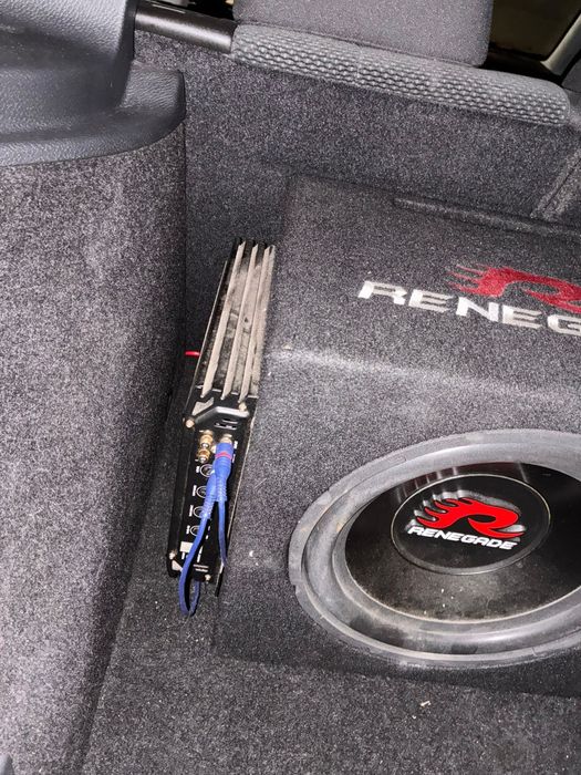 Vând subwoofer functional detali privat