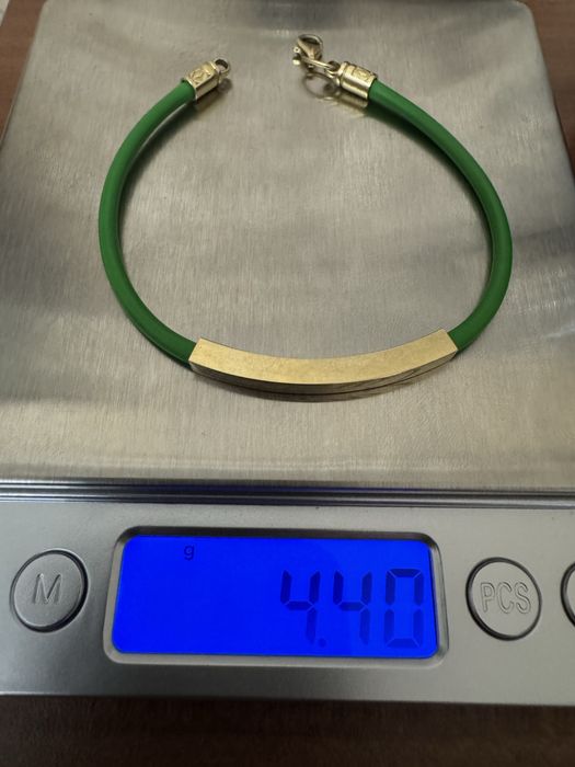 Золотой браслет Cartier.