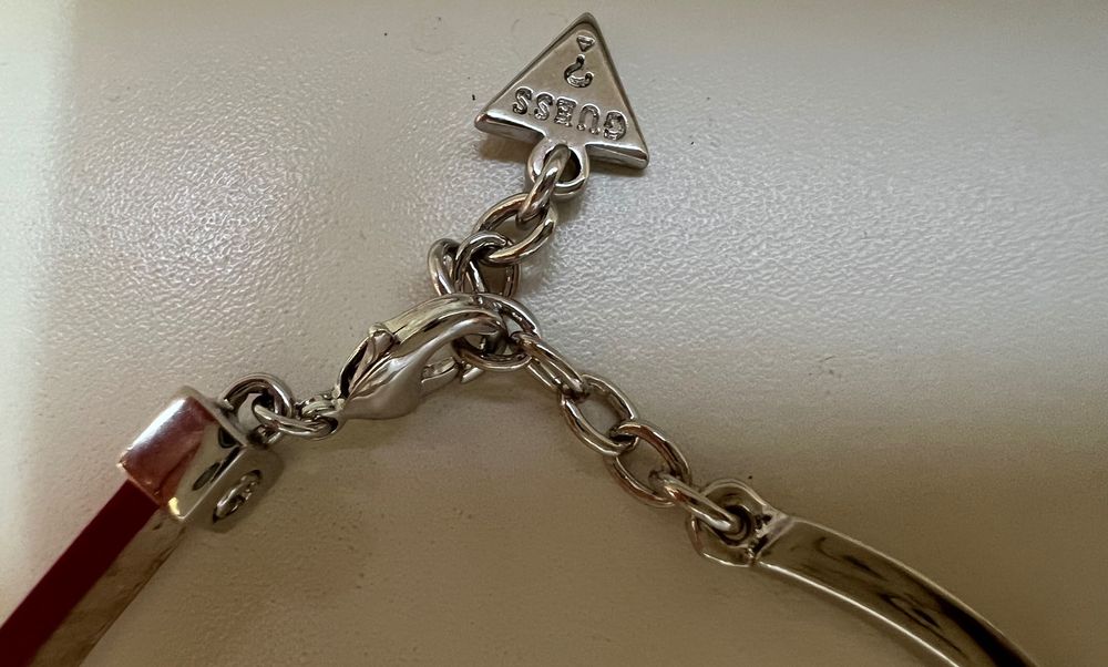 Женска гривна Guess