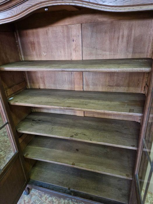 Дъбова витринна библиотека с фина дърворезба