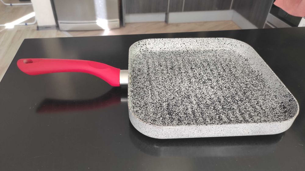 Грил тиган с мраморно каменно покритие