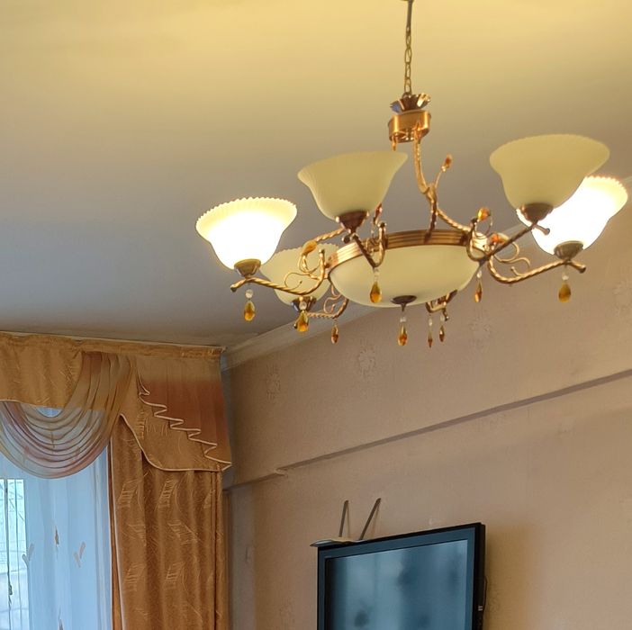 Продам люстру в хорошем состоянии