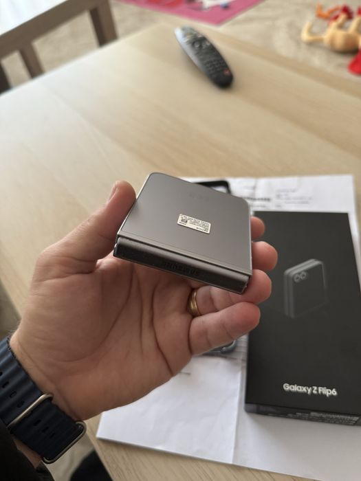 Samsung Galaxy Z Flip6 256 GB ca nou garantie factura