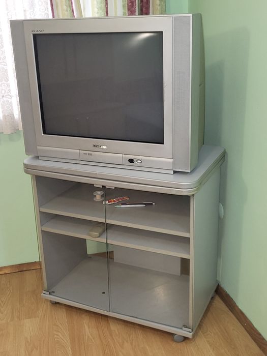 Телевизор с въртяща се маса