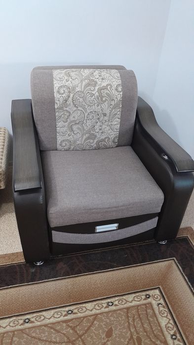 Отдам  даром кресло -кровать и тахту.