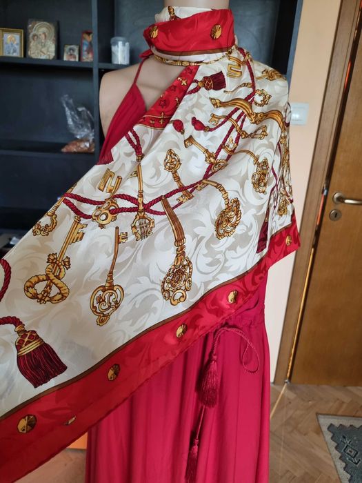 Голям копринен шал в червената гама