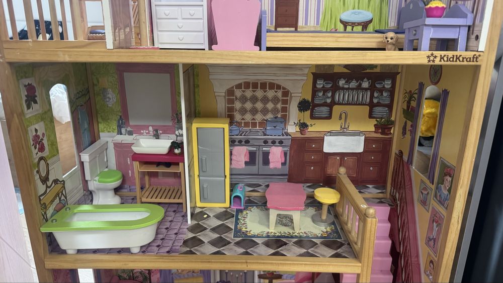 Голяма дървена къща за кукли с аксесоари към нея!