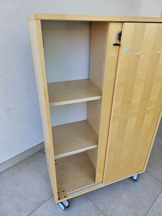 Dulap pe roți cu uși glisante – practic, modern, calitate premium.