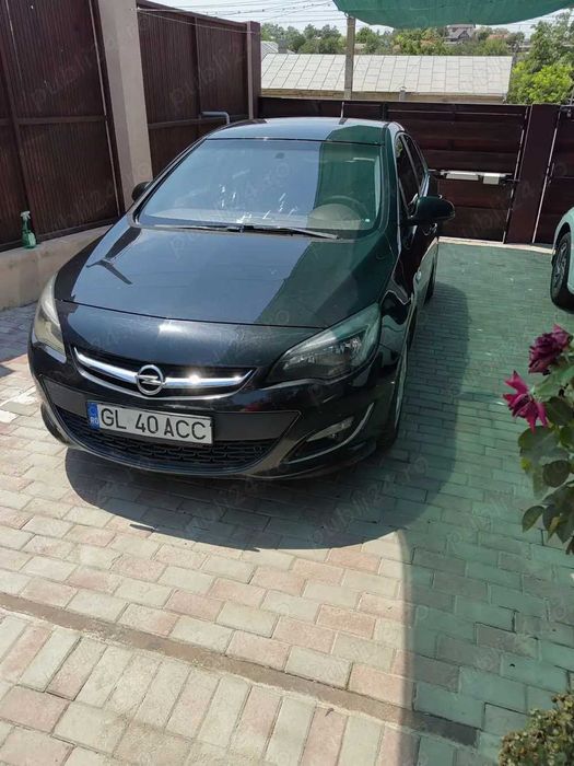 Vând Opel Astra J facelift 2013