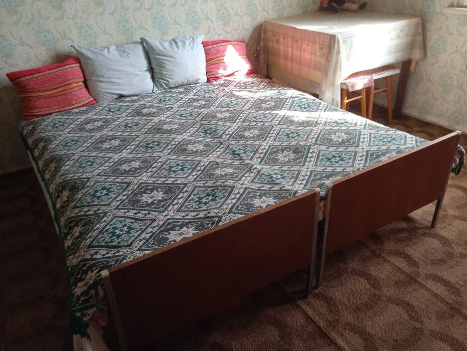 Трикратен гардероб,бюфет  с витрина ,единични легла с  пружини