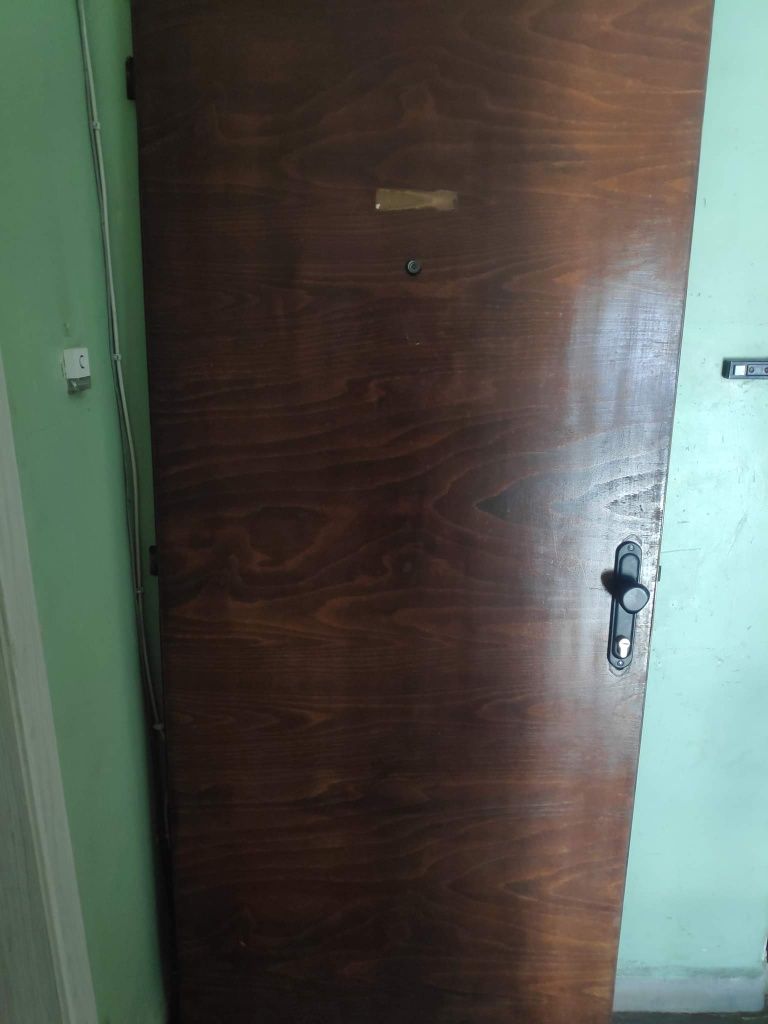 Дървена    врата