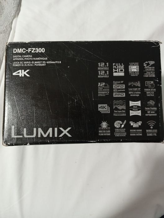 Aparat foto digital Panasonic LUMIX FZ300 cu zoom extins, 12,1 megapix